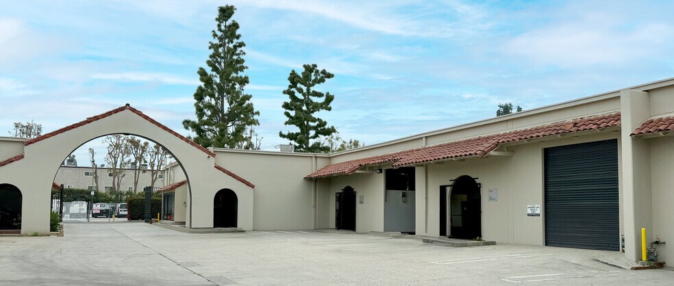 More Photos Of 18320-18330 Oxnard St, Tarzana Unknown For Lease