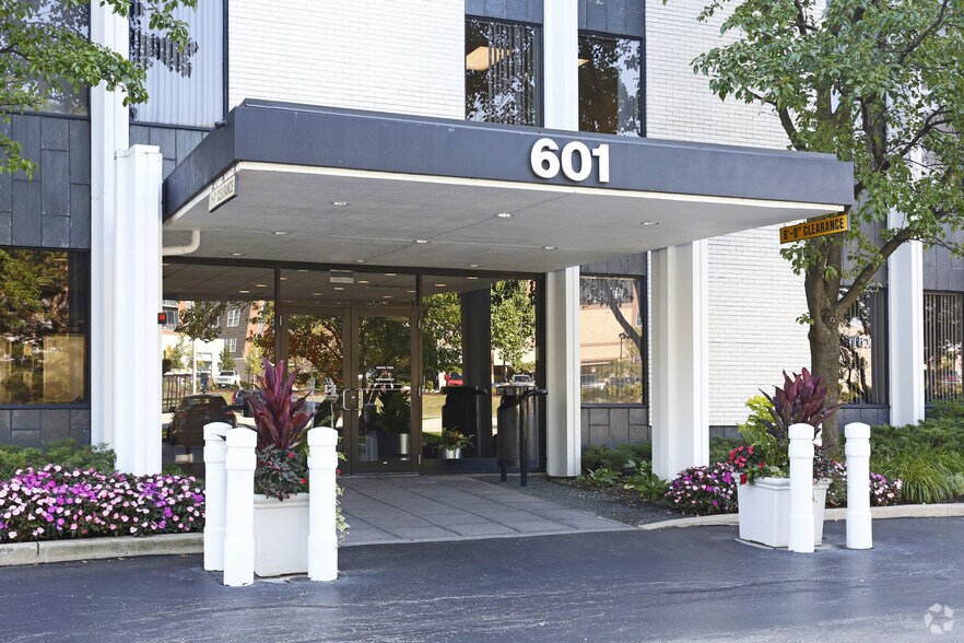 More Photos Of 601 Skokie Blvd, Northbrook Office For Lease