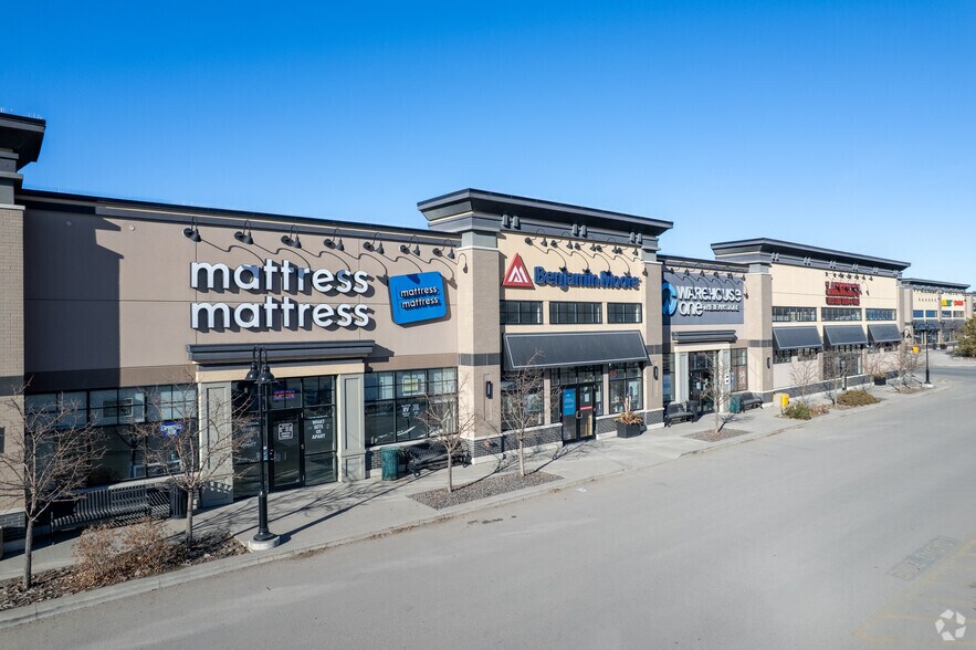 More Photos Of 130 Quarry St W, Cochrane Storefront For Lease