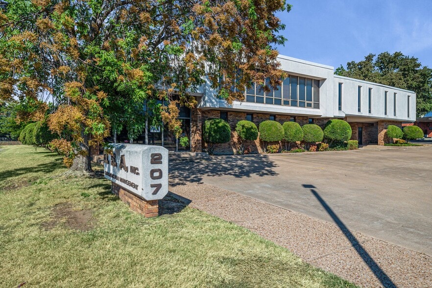More Photos Of 207 N Ridgeway Dr, Cleburne Office For Sale