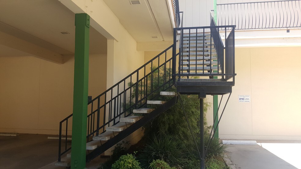 More Photos Of 210 S Mooney Blvd, Visalia Office For Sale