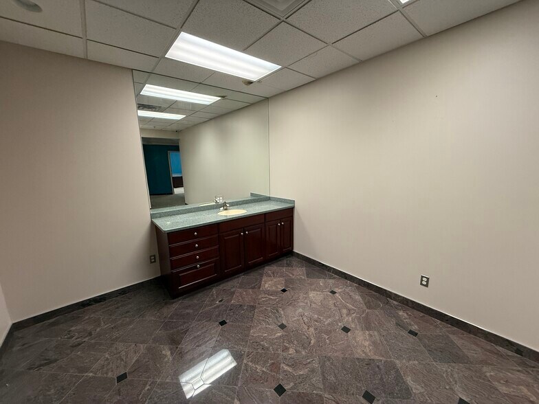 More Photos Of 39525 14 Mile Rd, Novi Medical For Lease