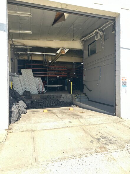 More Photos Of 2901-2905 Winona Ave, Burbank Manufacturing For Lease