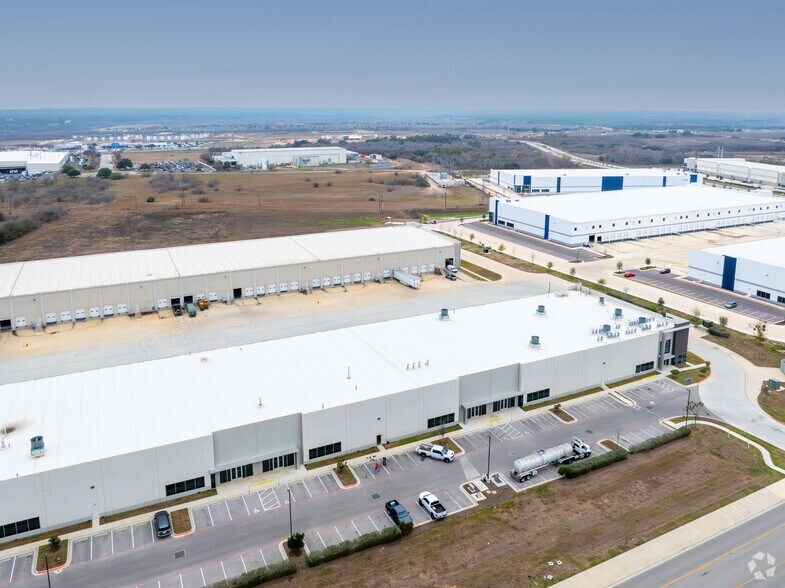 More Photos Of 912 Flustern Rd, San Marcos Distribution For Lease