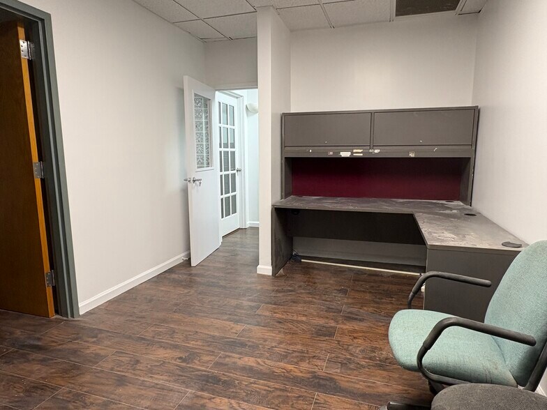 More Photos Of 271 Main St, Eastchester Light Distribution For Lease