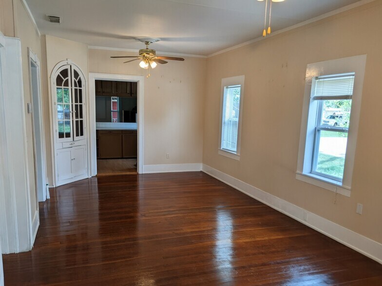 More Photos Of 500 Mason St, Tomball General Retail For Lease