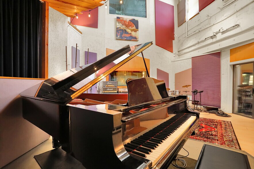 More Photos Of 2258 Young Ave, Memphis Loft Creative Space For Sale