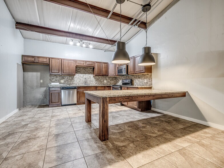 More Photos Of 6355 Boucher Dr, Edmond Showroom For Lease