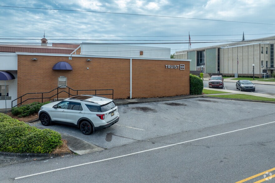 More Photos Of 501 2nd Ave N, Clanton Bank For Sale