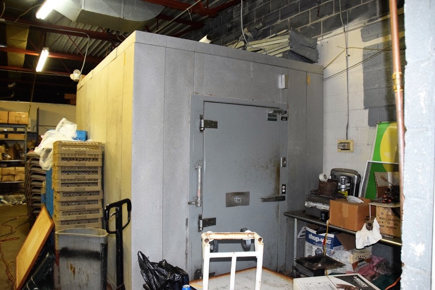 More Photos Of 21048-21054 Kelly Rd, Eastpointe Storefront For Sale