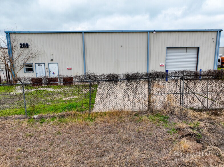 More Photos Of 209 Tradesmen Dr, Hutto Warehouse For Sale