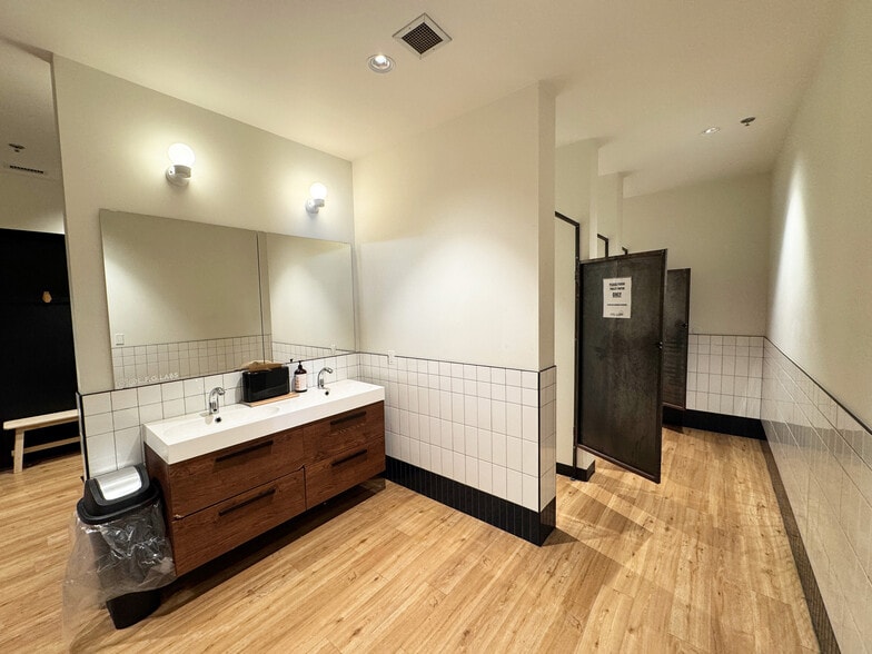 More Photos Of 333 28th St NE, Calgary Warehouse For Sale