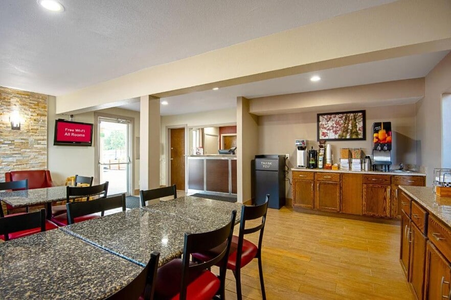 More Photos Of 501 Northland Dr, Cameron Hotel For Sale
