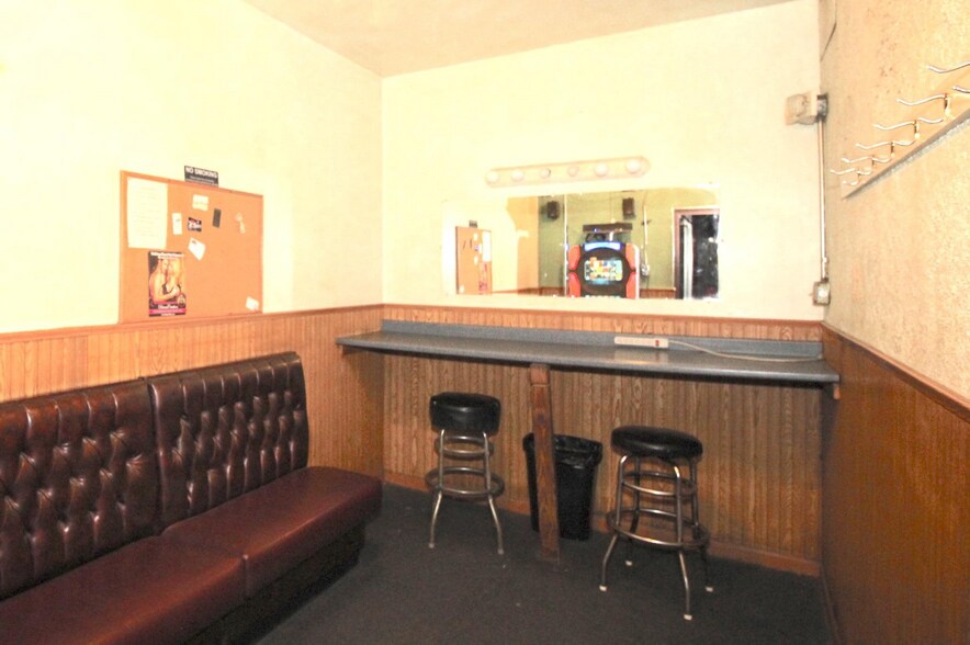 More Photos Of 1916-1920 S Christopher Columbus Blvd, Philadelphia Bar For Sale