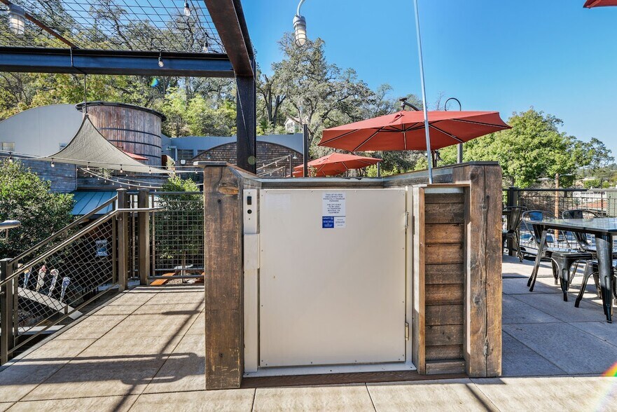 More Photos Of 208 S Green St, Sonora Restaurant For Sale
