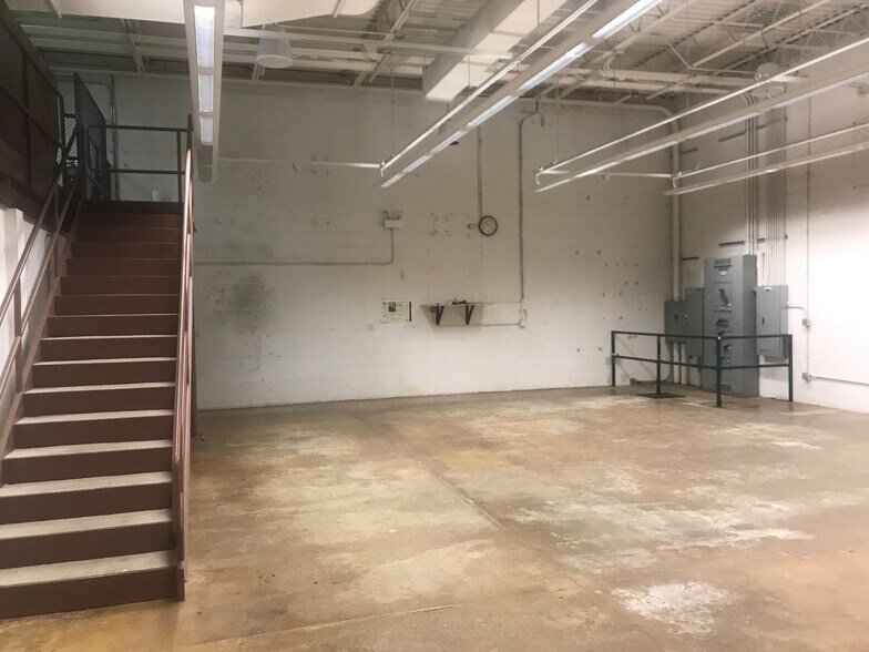 More Photos Of 5834 W Howard St, Skokie Warehouse For Sale