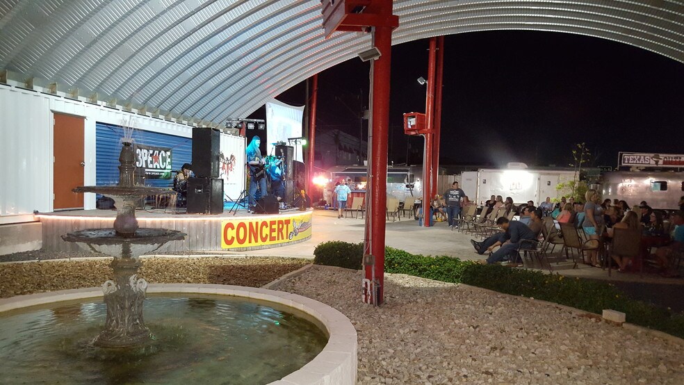 More Photos Of 622 6th St N, Texas City Bar For Lease