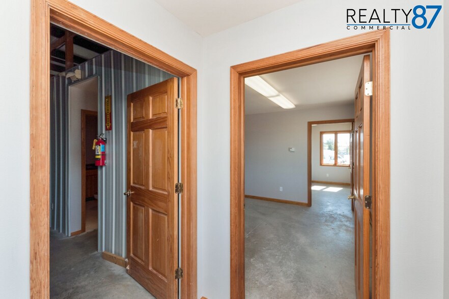 More Photos Of 6325 7th Street Ct SW, Cedar Rapids Warehouse For Lease