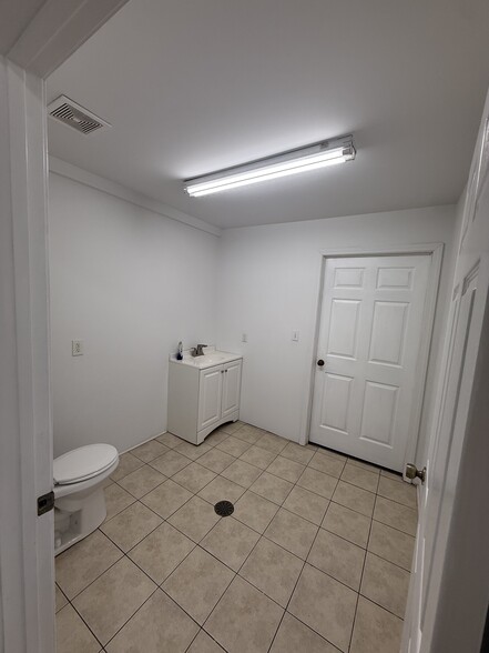 More Photos Of 9202 N Davis Hwy, Pensacola Freestanding For Sale