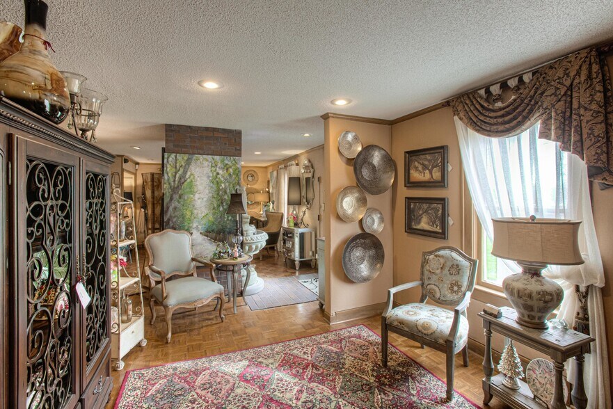 More Photos Of 6204 Arlington Ave, Raytown Office For Sale