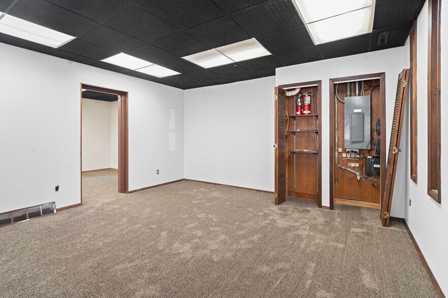 More Photos Of 15 S Worthington St, Youngstown Warehouse For Sale