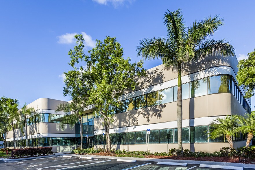 More Photos Of 400 Sawgrass Corporate Pky, Sunrise Office For Sale