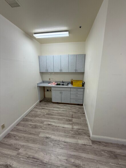 More Photos Of 448 College St, Woodland Office Residential For Lease