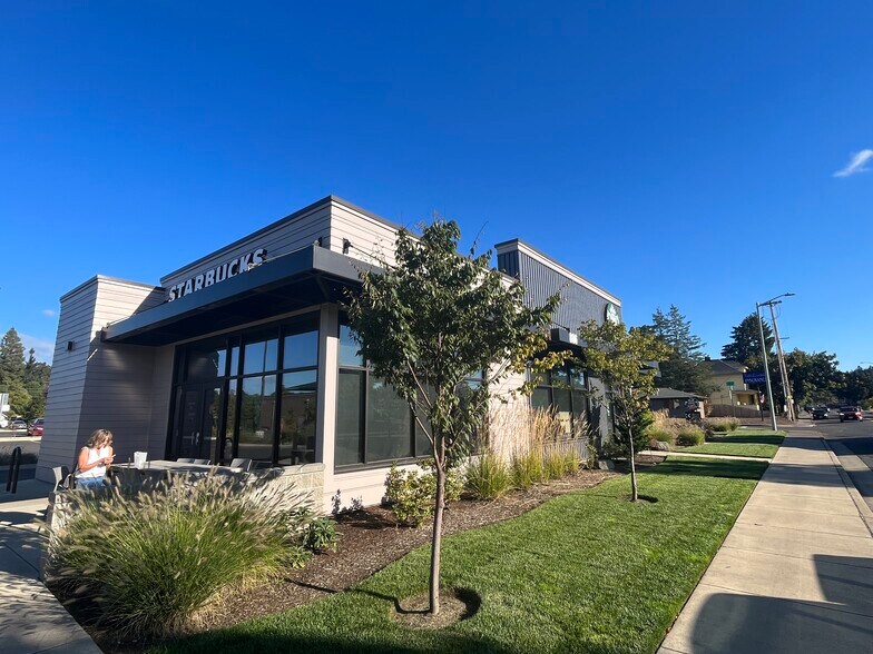 More Photos Of 806 N 1st St, Silverton General Retail For Sale