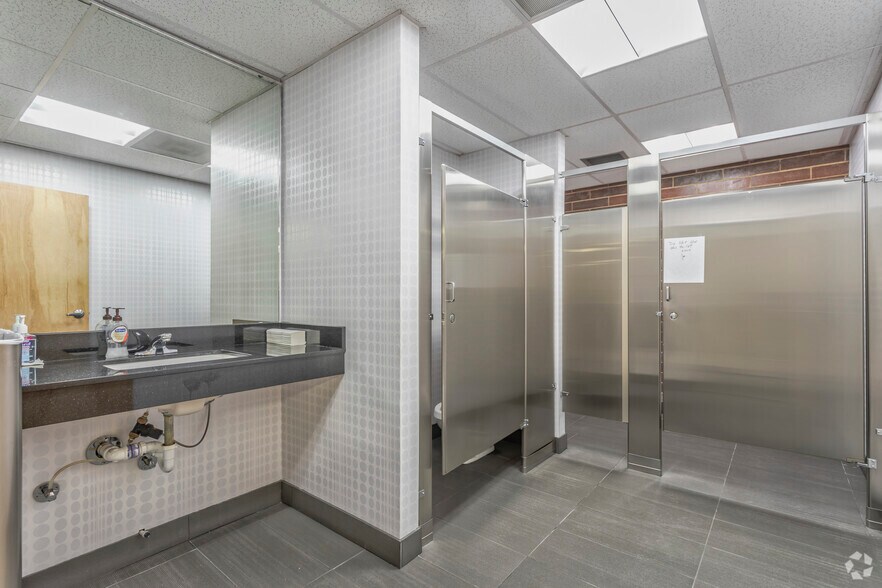 More Photos Of 11125 Shady Trl, Dallas Showroom For Sale