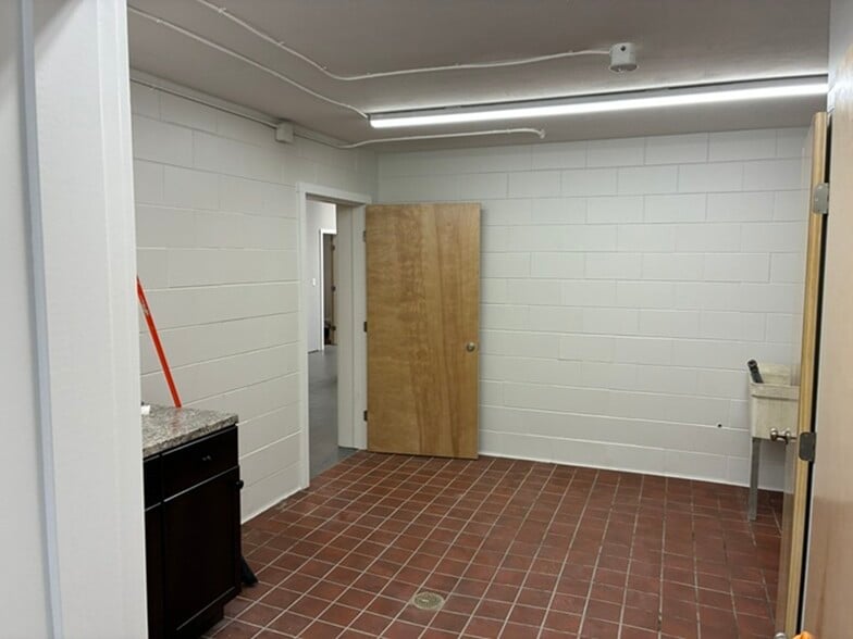More Photos Of 4 Railroad Ave, Wakefield Flex For Lease