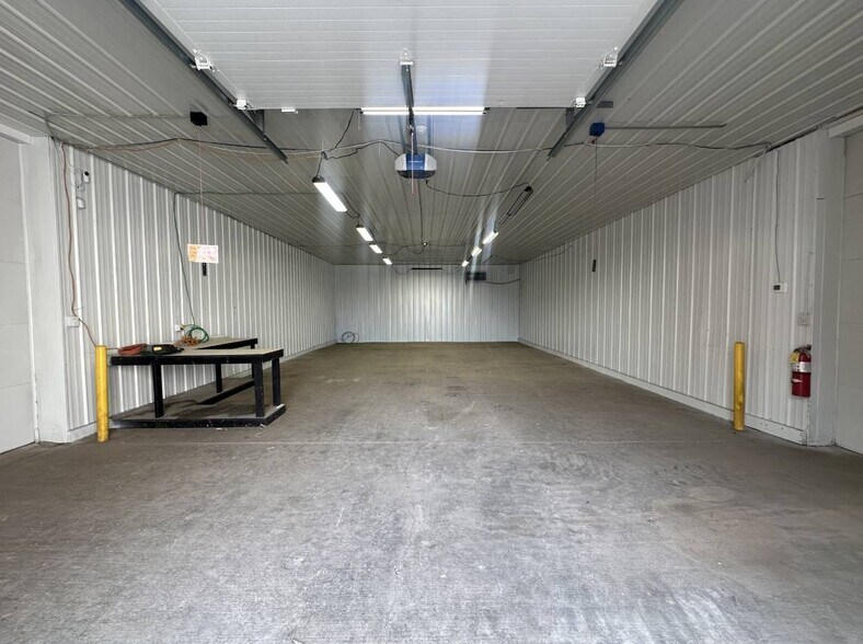 More Photos Of 111 Walnut Ln, Colona Warehouse For Lease