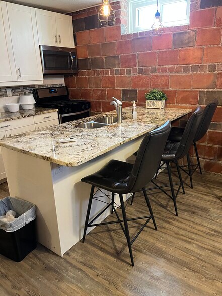 More Photos Of 933 18th St, Des Moines Apartments For Sale