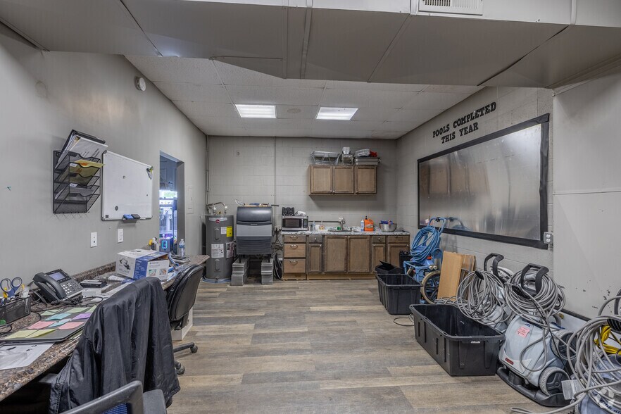 More Photos Of 2526-2530 Duplex Rd, Spring Hill Showroom For Sale