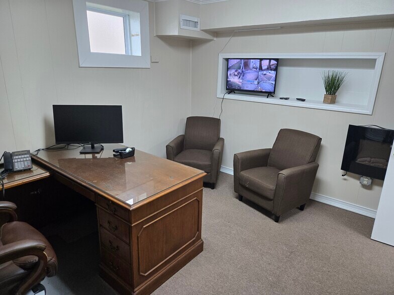 More Photos Of 1813 N Harrison St, Shawnee Flex For Lease