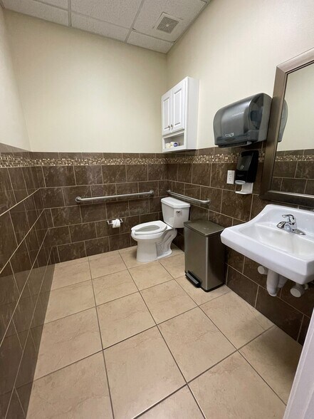 More Photos Of 3306 Waterfield Rd, Lakeland Warehouse For Lease