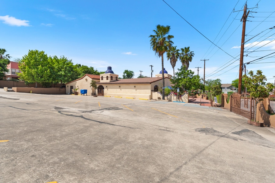 More Photos Of 2121 N Saint Marys St, San Antonio Restaurant For Lease