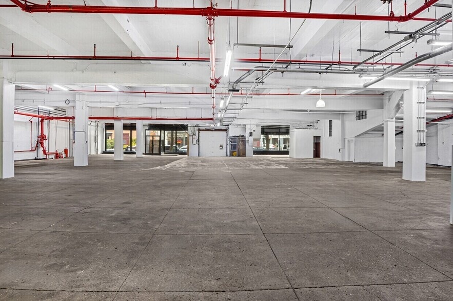 More Photos Of 10 Broad St W, Fleetwood Flex For Lease