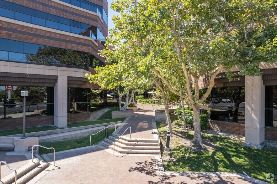 More Photos Of 20750 Ventura Blvd, Woodland Hills Office For Lease