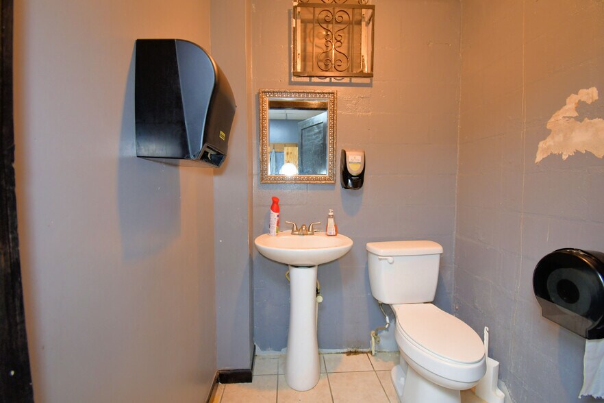 More Photos Of 128 E Orange Ave, Lake Wales General Retail For Sale