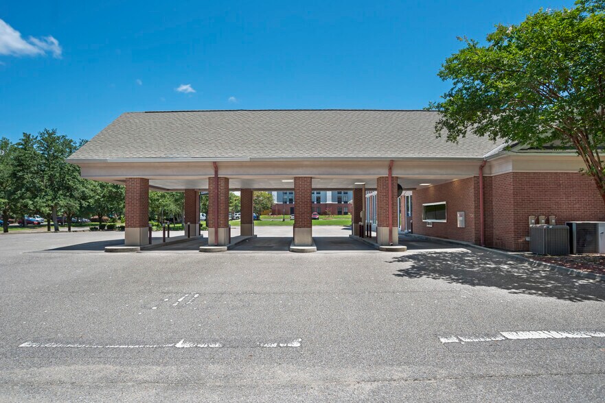 More Photos Of 5061 N 12th Ave, Pensacola Bank For Lease