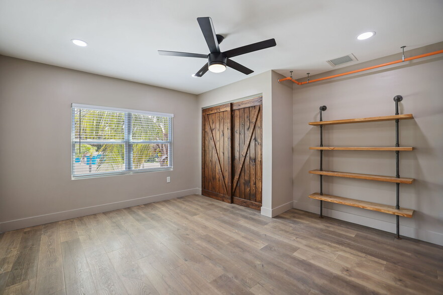 More Photos Of 10830 Navajo Dr, Saint Petersburg Showroom For Sale
