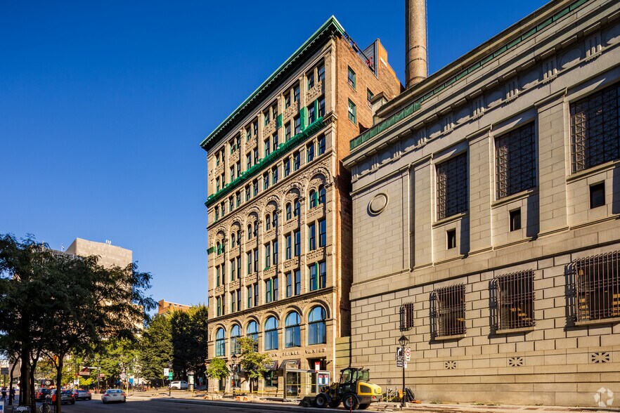 More Photos Of 100-104 Rue Saint-Antoine O, Montréal Apartments For Sale