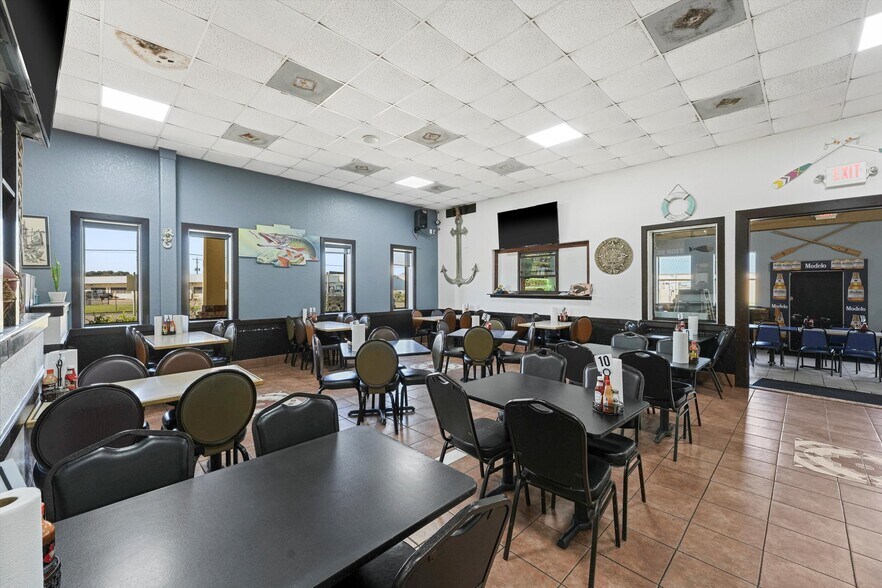 More Photos Of 918 W Plantation Dr, Clute Restaurant For Sale