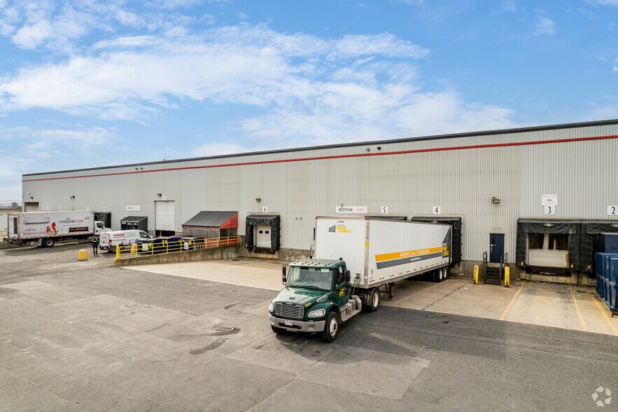 More Photos Of 1675 Boul de Montarville, Boucherville Warehouse For Lease