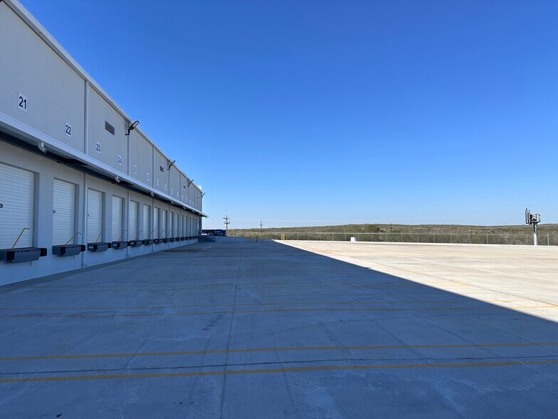 More Photos Of 19926 Kraus Lp, Laredo Distribution For Sale