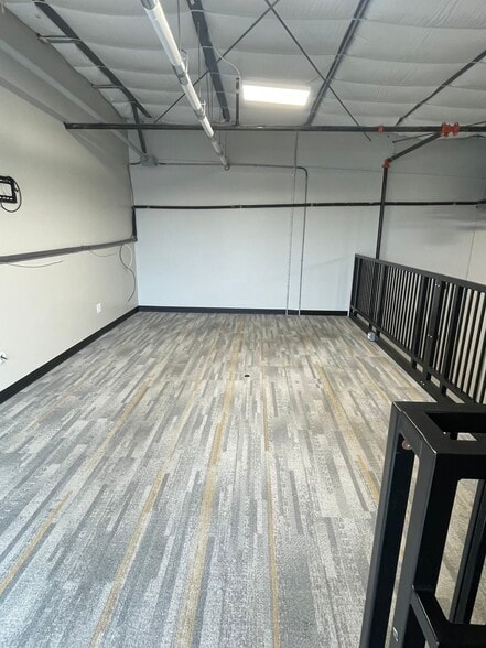 More Photos Of 2100 Double Creek Dr, Round Rock Showroom For Sale