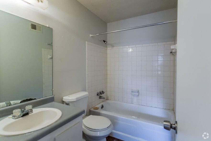 More Photos Of 2295 Candlewyck Cir, Memphis Apartments For Sale
