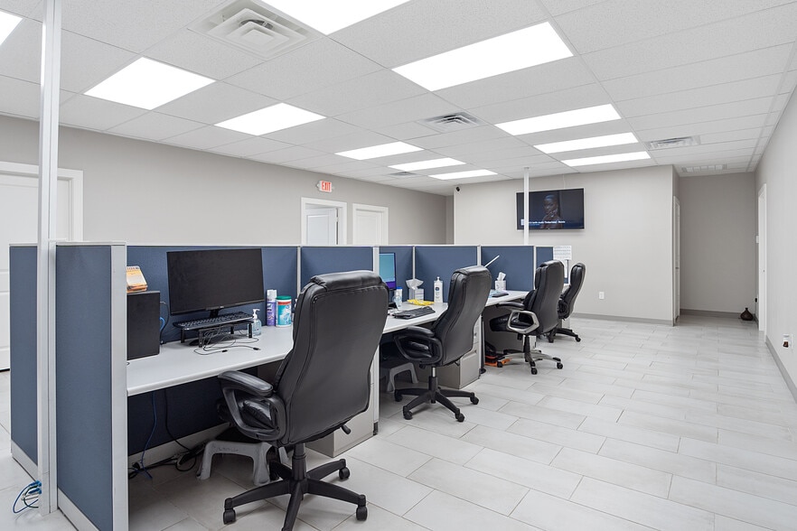 More Photos Of 6724 Paluxy Dr, Tyler Office For Lease