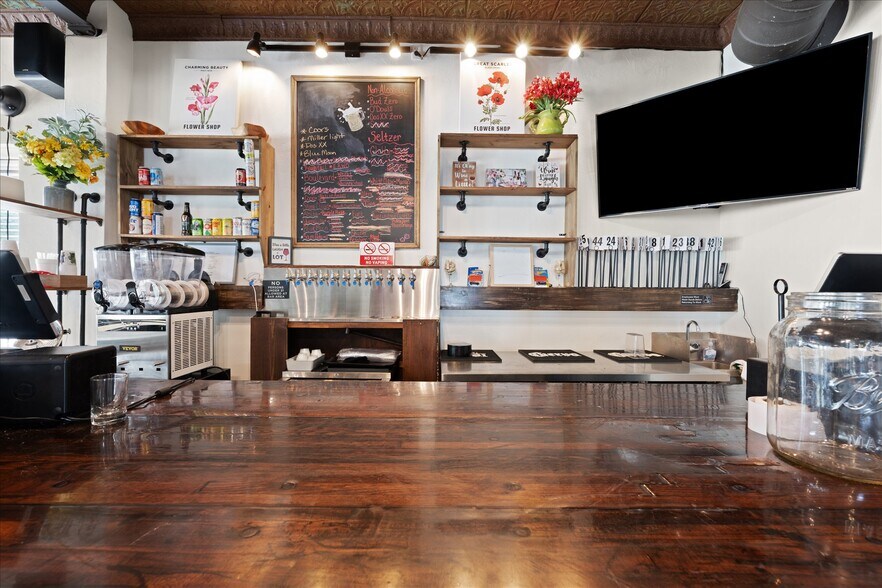 More Photos Of 629 W Main St, Yukon General Retail For Lease