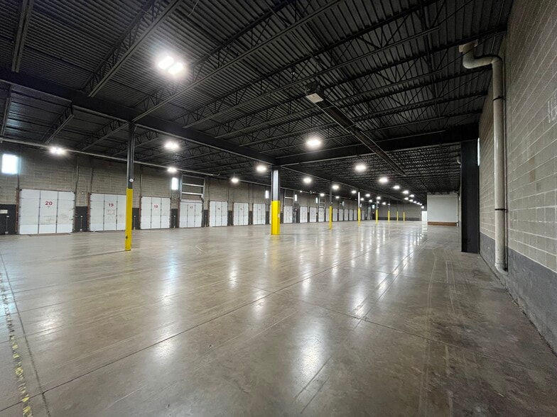 More Photos Of 1010 Aldrin Dr, Eagan Warehouse For Lease